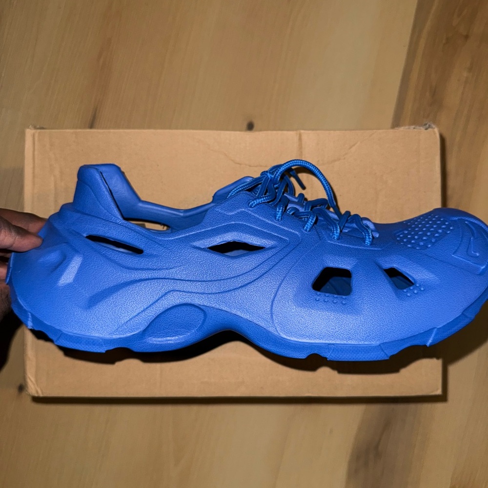 Wallis Vibrant Blue Sneakers